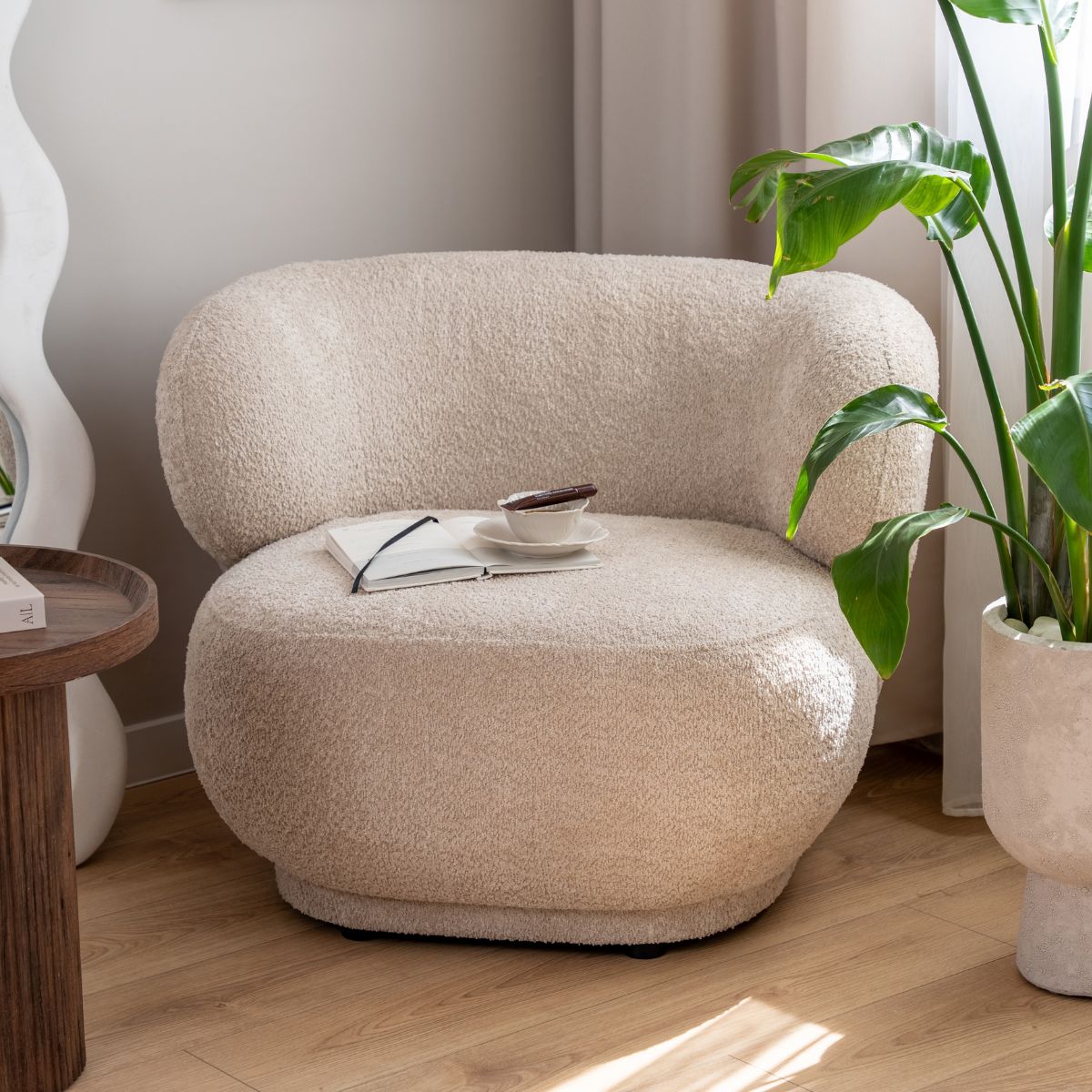 Boho aerisit, fără exces: cum amenajezi un living luminos cu lemn și texturi naturale