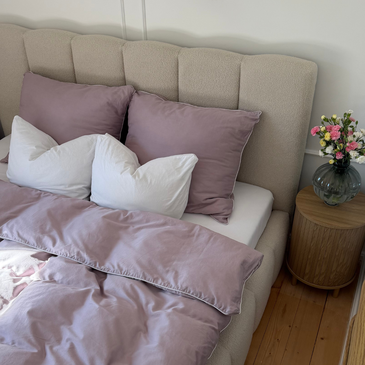 Posteľ na nožičkách v modernej spálni