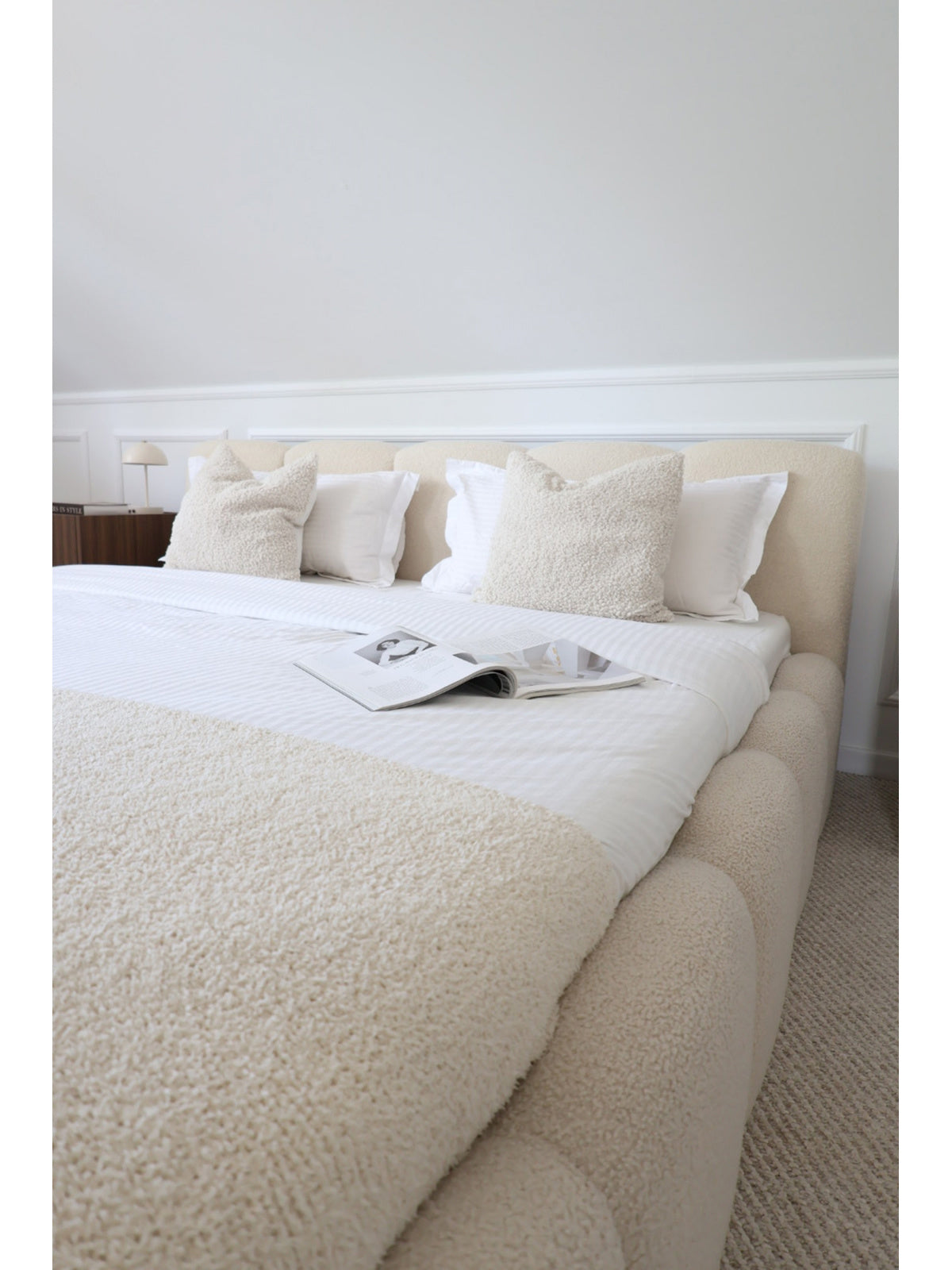 Łóżko tapicerowane Tesia 180x200 w beżowym bouclé, detal zagłówka