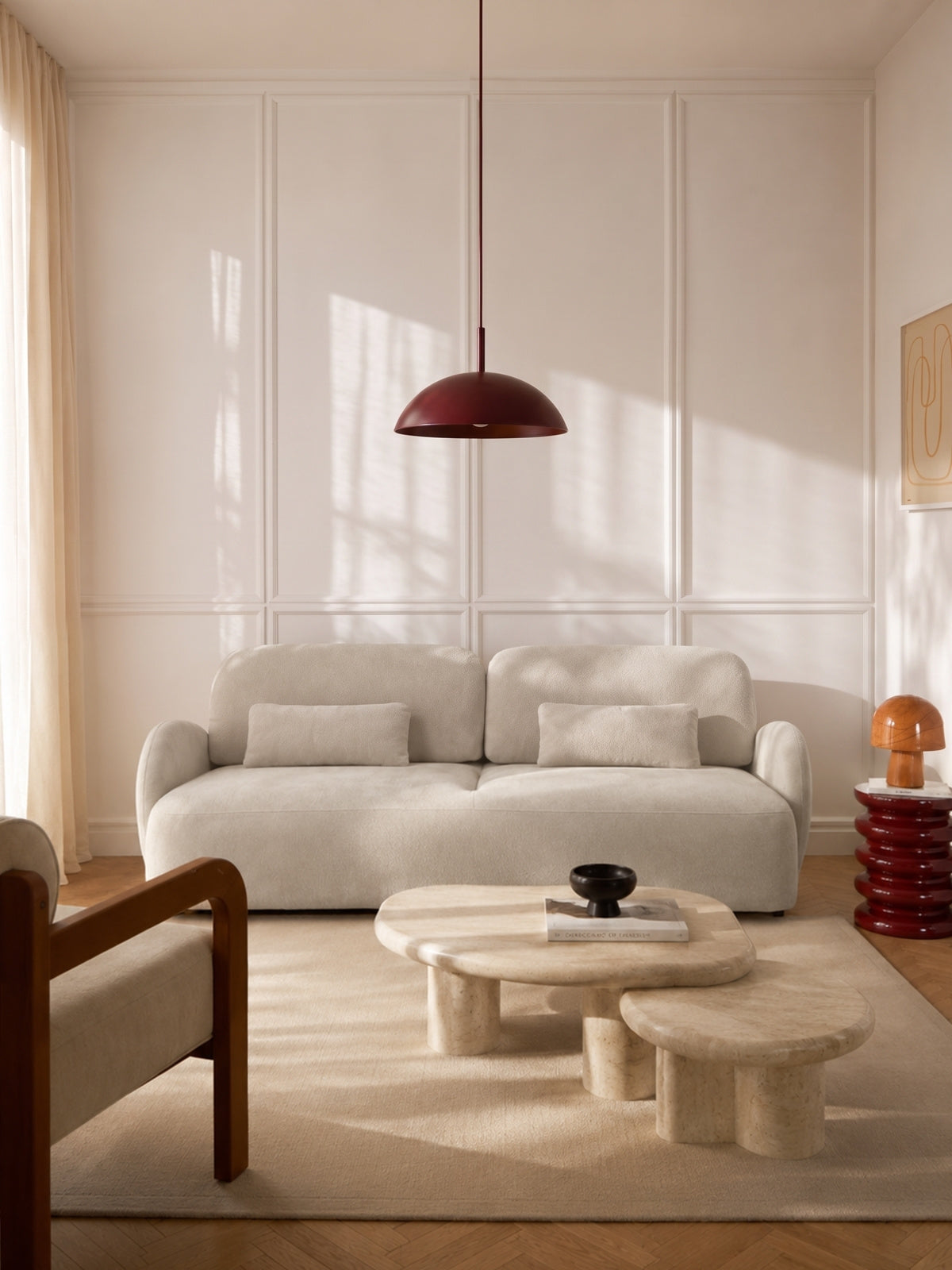Kanapa z funkcją spania Elora w jasnym kolorze, widok frontowy na 3-osobową sofę z poduszkami