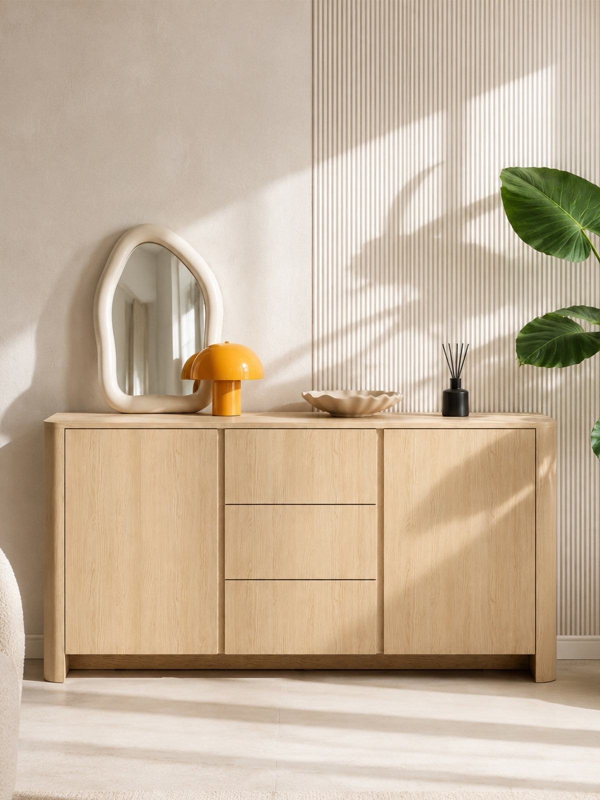 Komoda Sorrenti 168 cm z jasnego drewna dąb vicenza z trzema szufladami i dwoma drzwiami