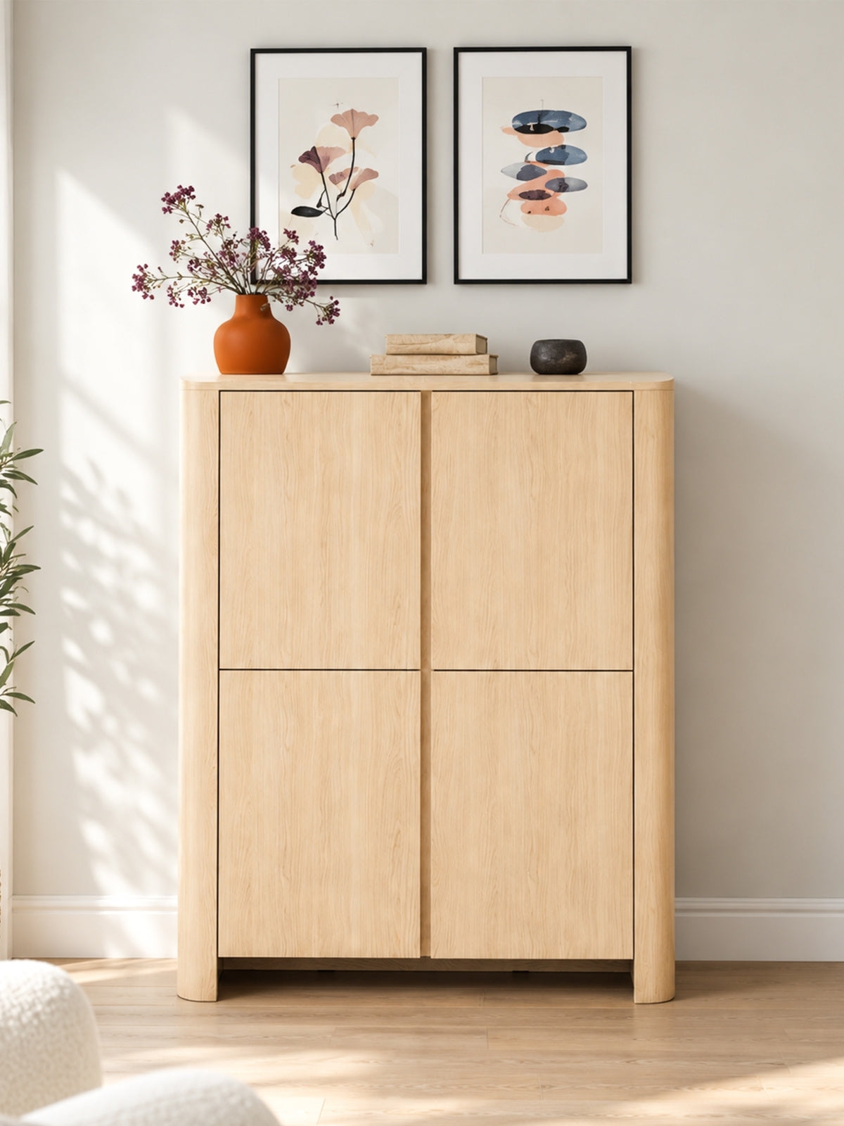 Komoda wysoka Sorrenti 103 cm jasne drewno dąb vicenza z 2 drzwiami i 4 półkami