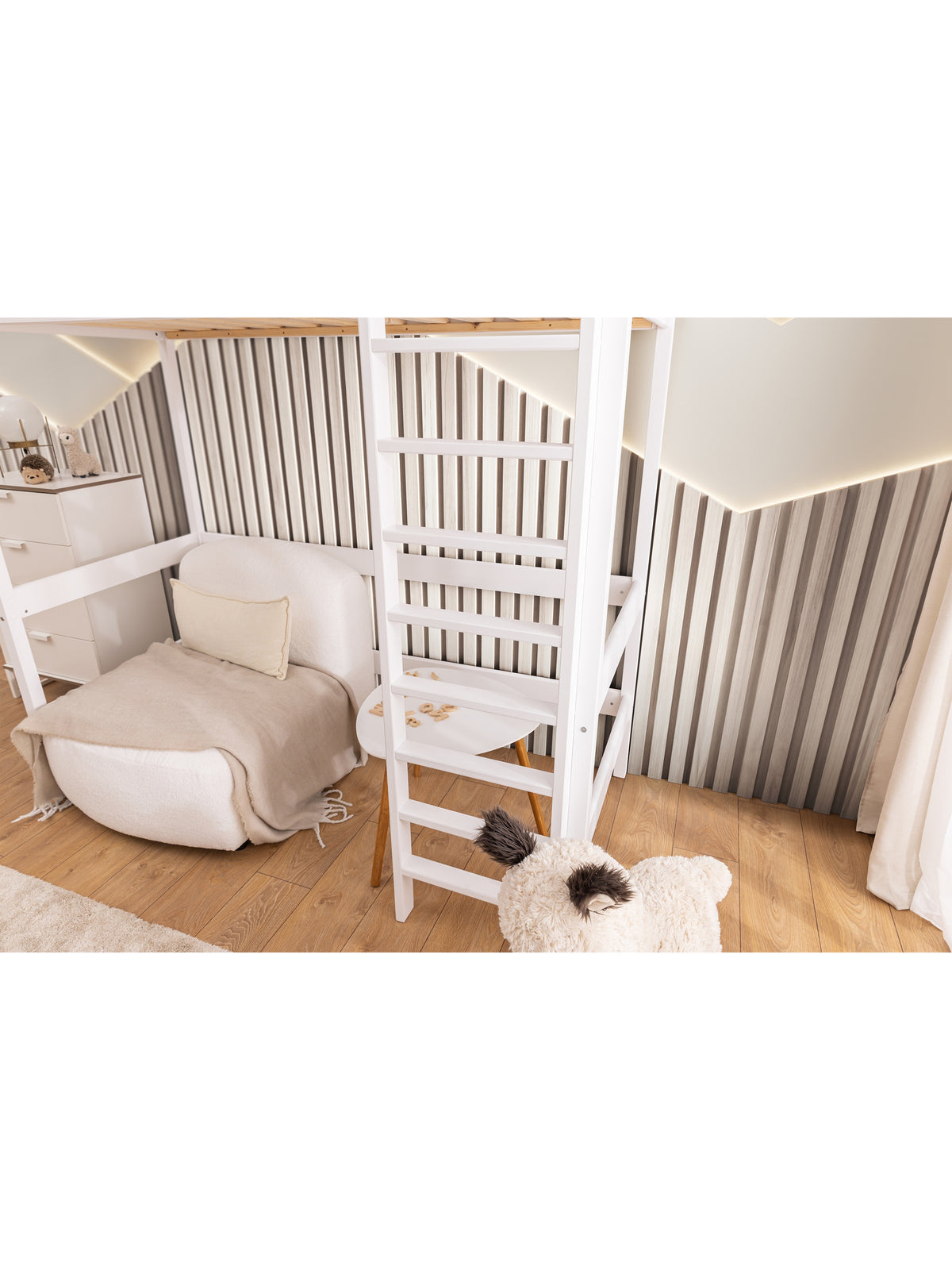 Białe łóżko dziecięce Samio 80x180 z antresolą i drewnianą drabinką w stylu Scandi