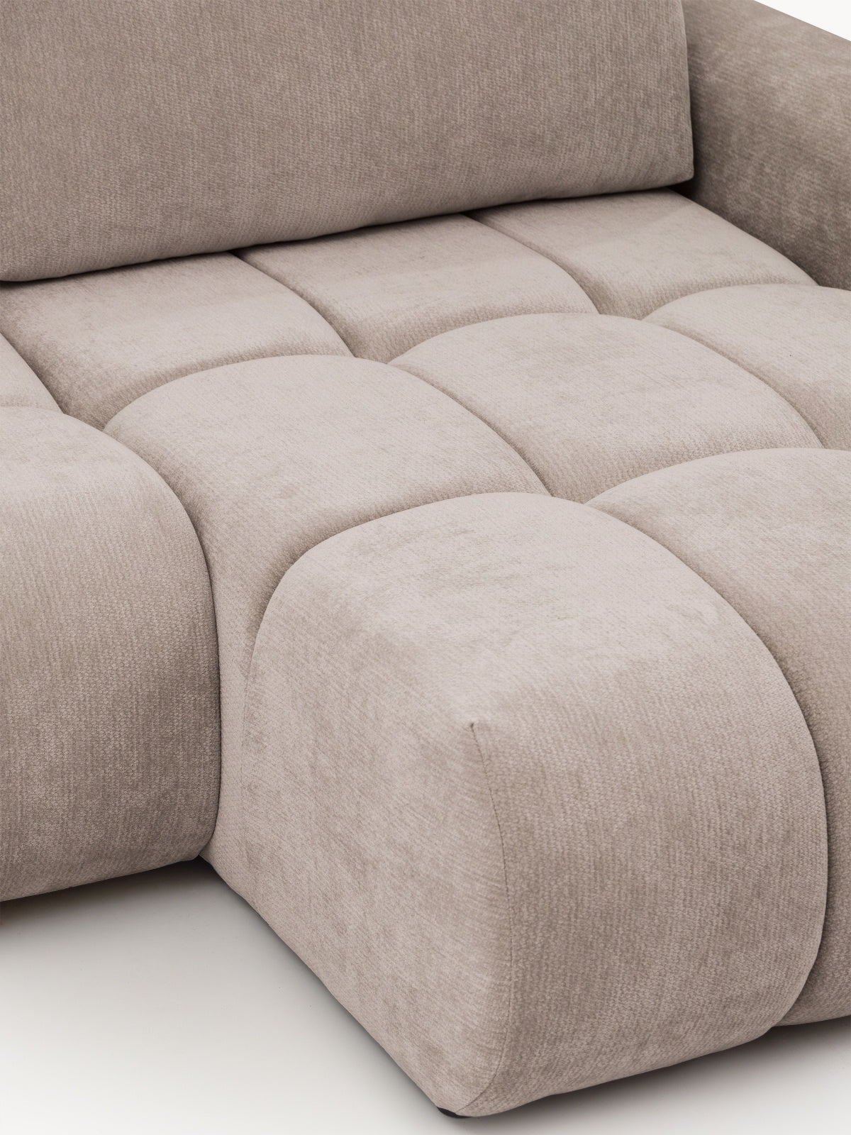 Narożnik Lutario L II z funkcją spania w jasnym kolorze, detal siedziska z pikowaniem