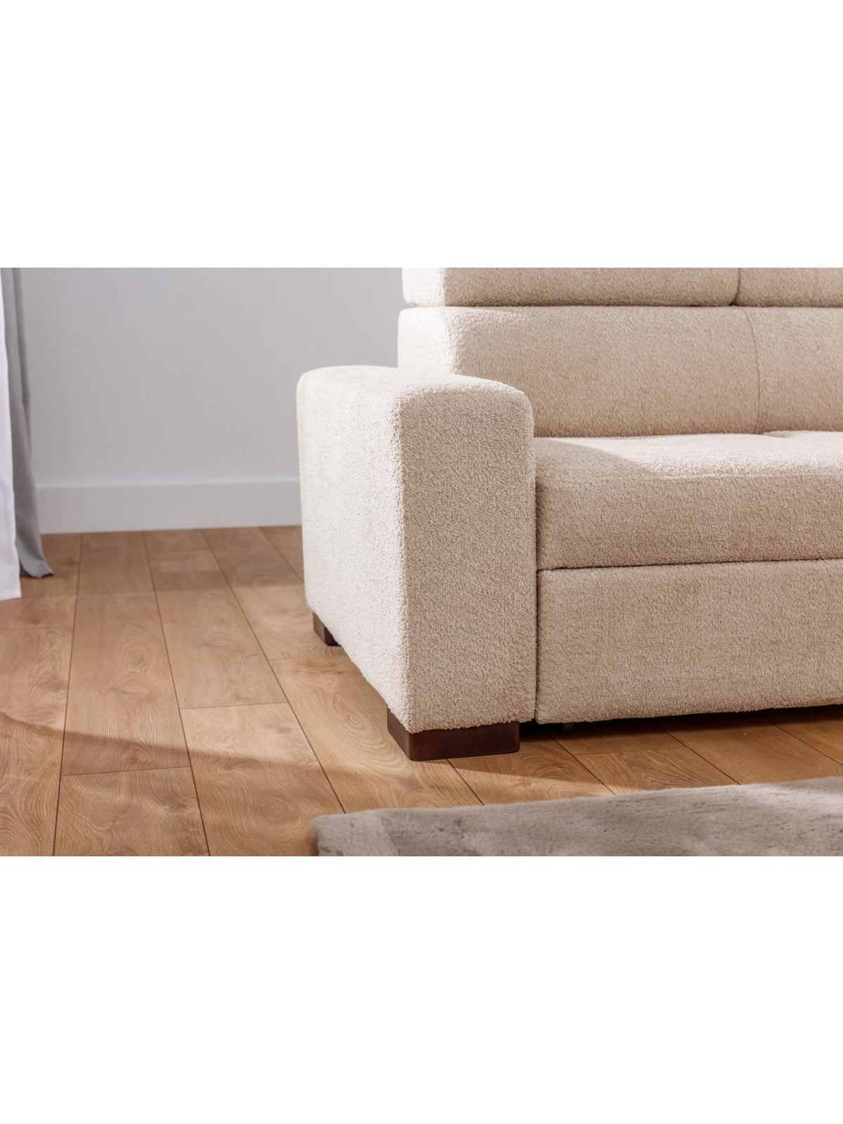 Sofa trzyosobowa Modeno z funkcją spania, tkanina jasnobeżowa, widoczny bok i nóżki wenge