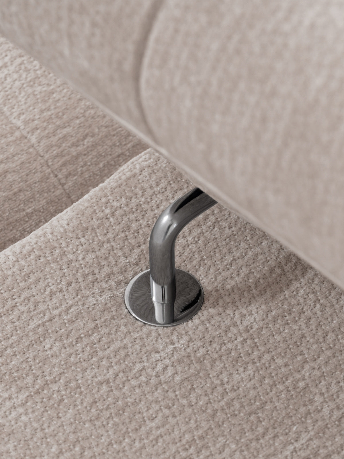 Sofa trzyosobowa Tyrion beżowa z regulowanym zagłówkiem na metalowej nóżce, detal mechanizmu
