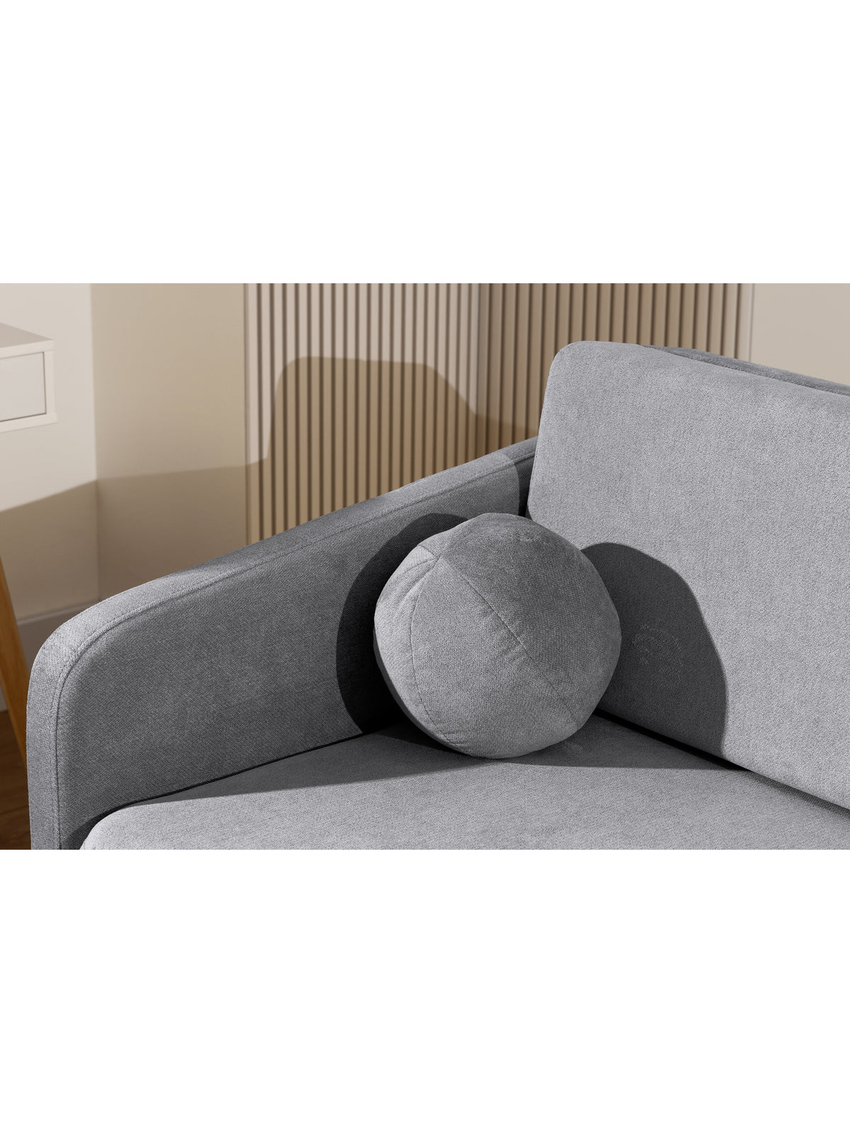 Sofa Zeldia 155 w szarym szenilu hydrofobowym z okrągłą poduszką dekoracyjną