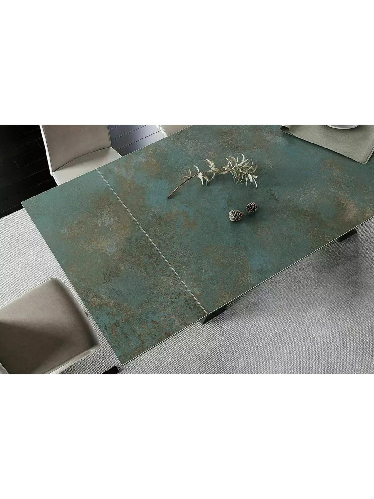 Stół rozkładany Zanivo turkus marmur z ceramicznym blatem i czarnymi metalowymi nogami, widok z góry