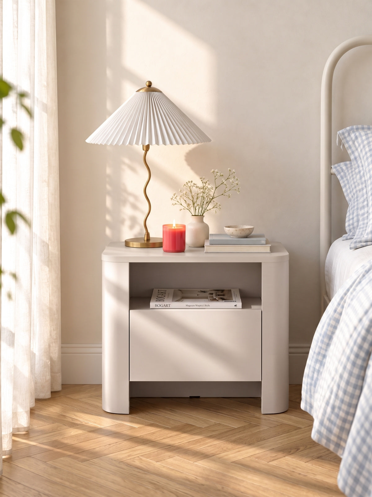 Szafka nocna Sorrenti 58 cm w kolorze kaszmir z jedną szufladą i wnęką