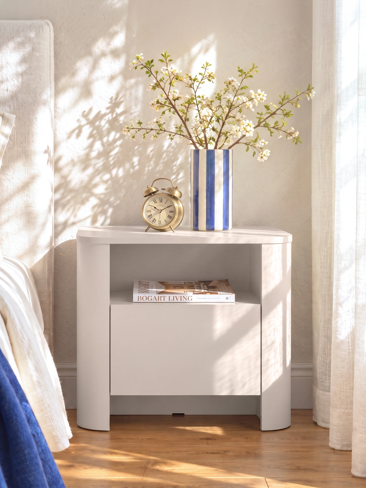Szafka nocna Sorrenti 58 cm kaszmir z jedną szufladą i wnęką na nóżkach