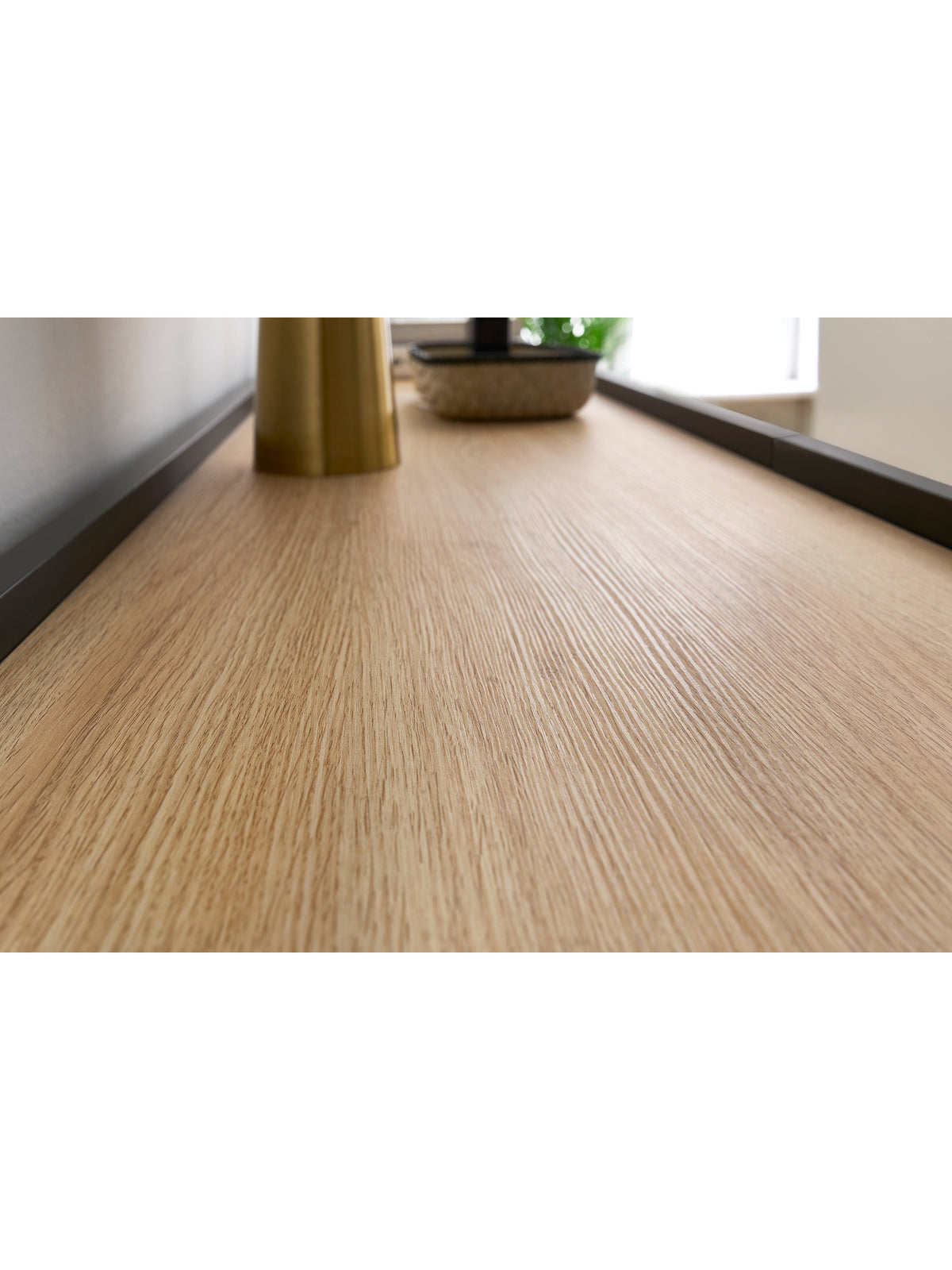 Szafka RTV Desin 220 cm z czarnym matowym frontem i blatem dąb nagano, metalowe nogi