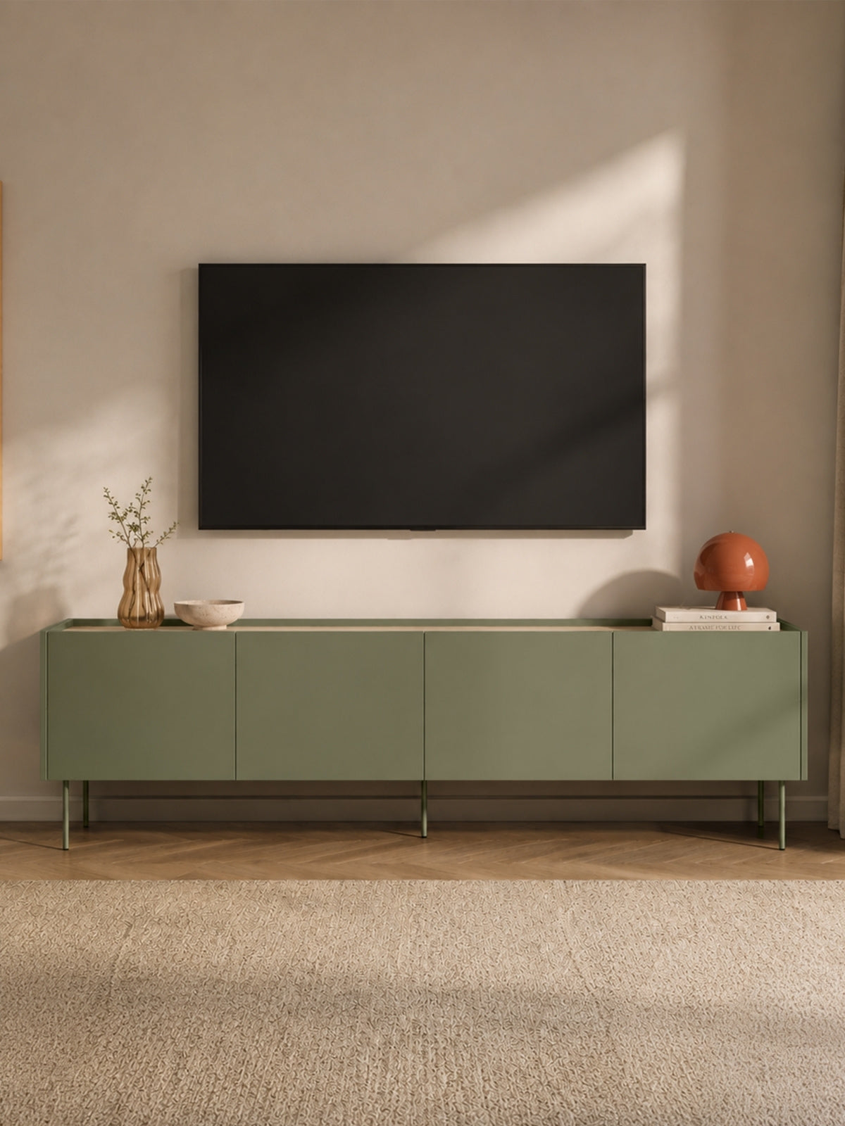 Szafka RTV Desin 220 cm oliwkowa z matowym frontem i dębowym blatem na metalowych nogach