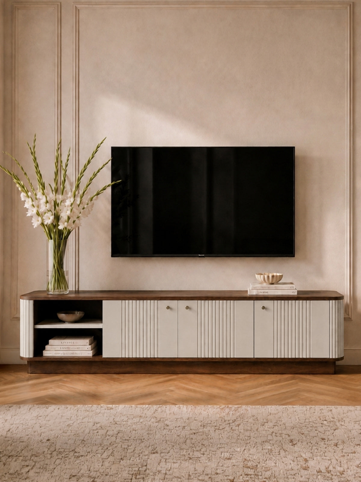 Szafka RTV Vesper 4D 187 cm na cokole w kolorze kaszmir z czarnymi uchwytami i orzechowym blatem