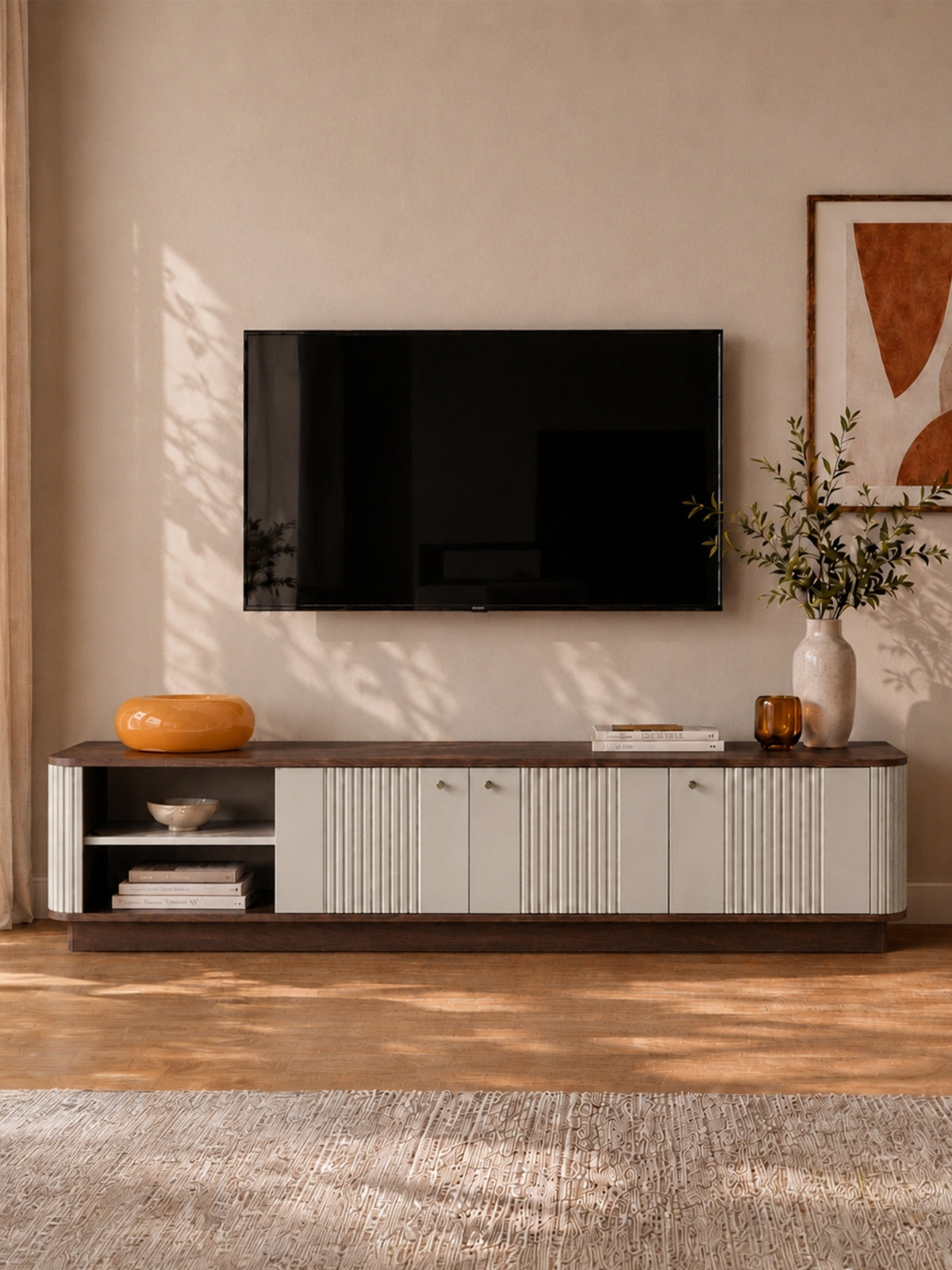 Szafka RTV Vesper 4D 187 cm na cokole w kolorze kaszmir z orzechem i czarnymi uchwytami