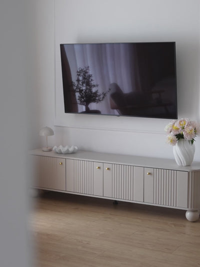 Szafka RTV Vesper 4D 187 cm - czarny / złote uchwyty / nogi kule