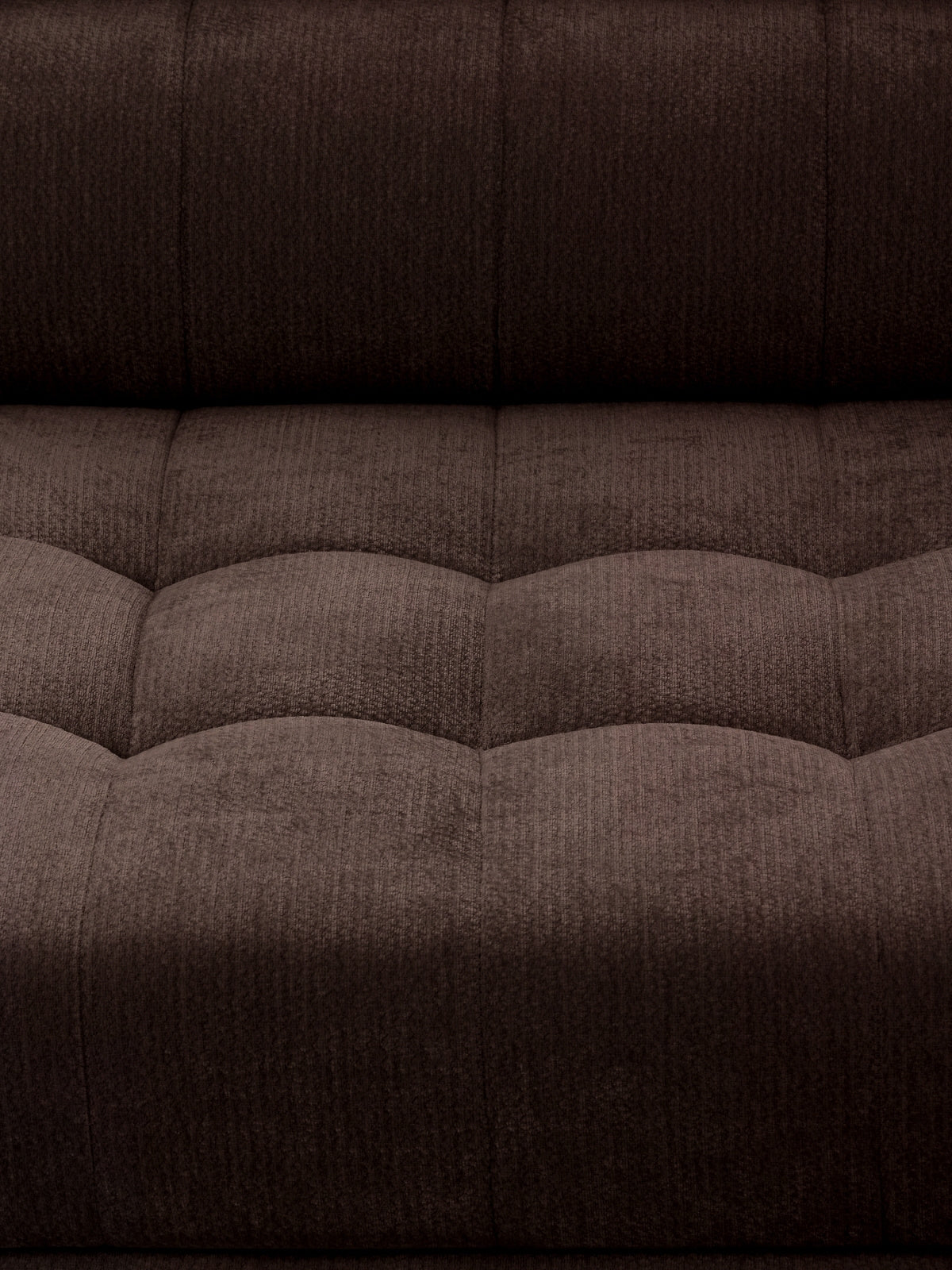 Sofa Nardo brązowy szenil Vibe 26 z pikowanym siedziskiem i regulowanymi zagłówkami, detal