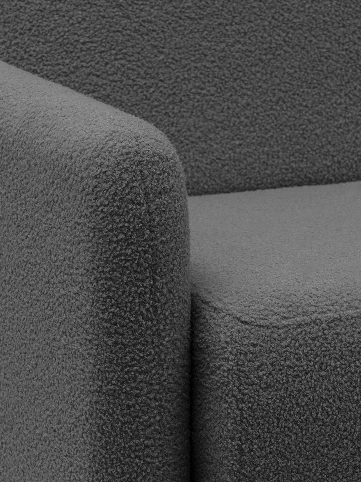 Sofa rozkładana Nido 120 cm w szarym boucle, widok zbliżony na róg i siedzisko