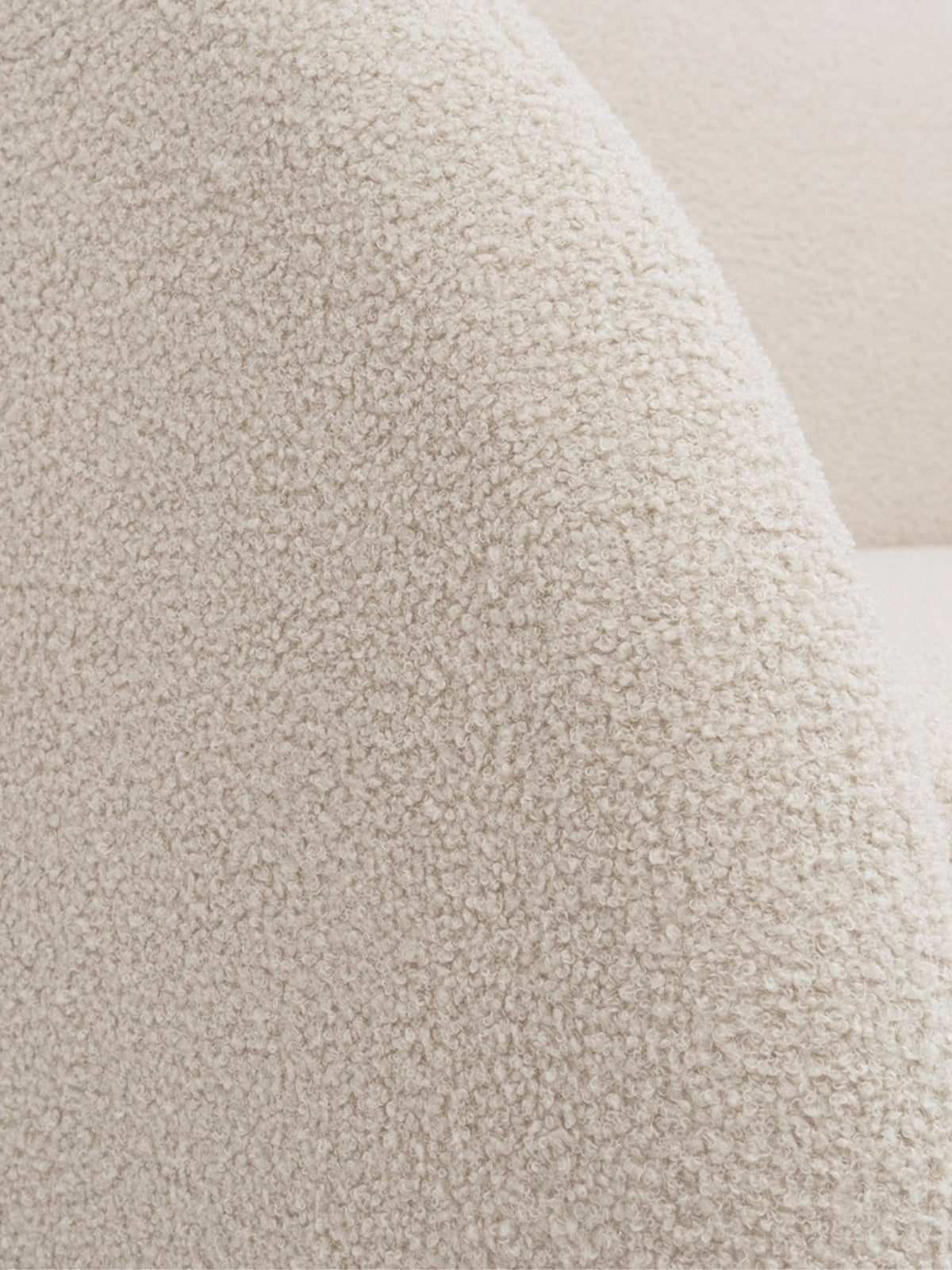 Sofa rozkładana Nubi 120 cm z jasnym beżowym obiciem boucle widok detalu materiału