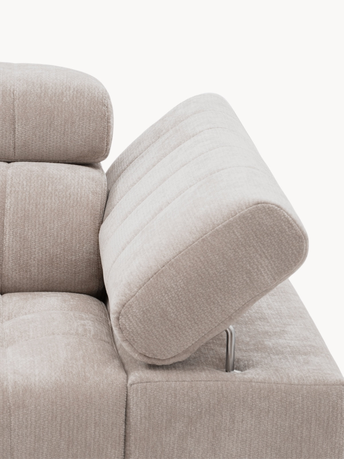 Sofa trzyosobowa Tyrion z regulowanym zagłówkiem w jasnym kolorze, widok na podniesiony zagłówek