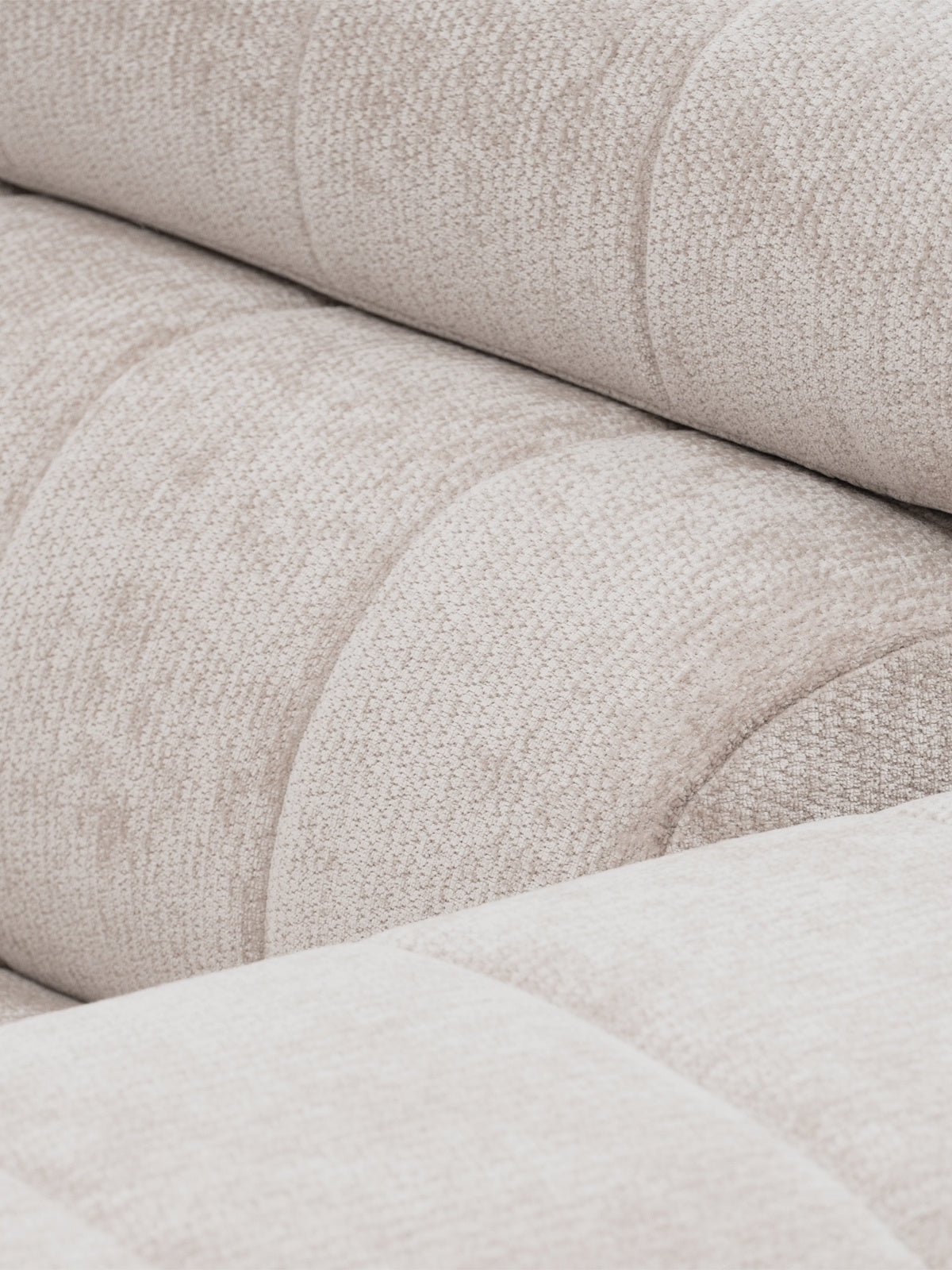 Sofa trzyosobowa Tyrion z funkcją spania w jasnym obiciu, widok detalu podłokietnika