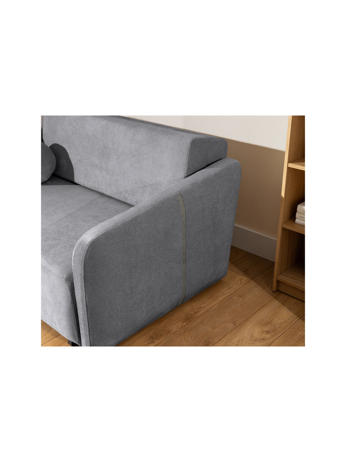 Sofa Zeldia 135 w szarym szenilu Spring 1102, widok z boku na podłokietnik i siedzisko