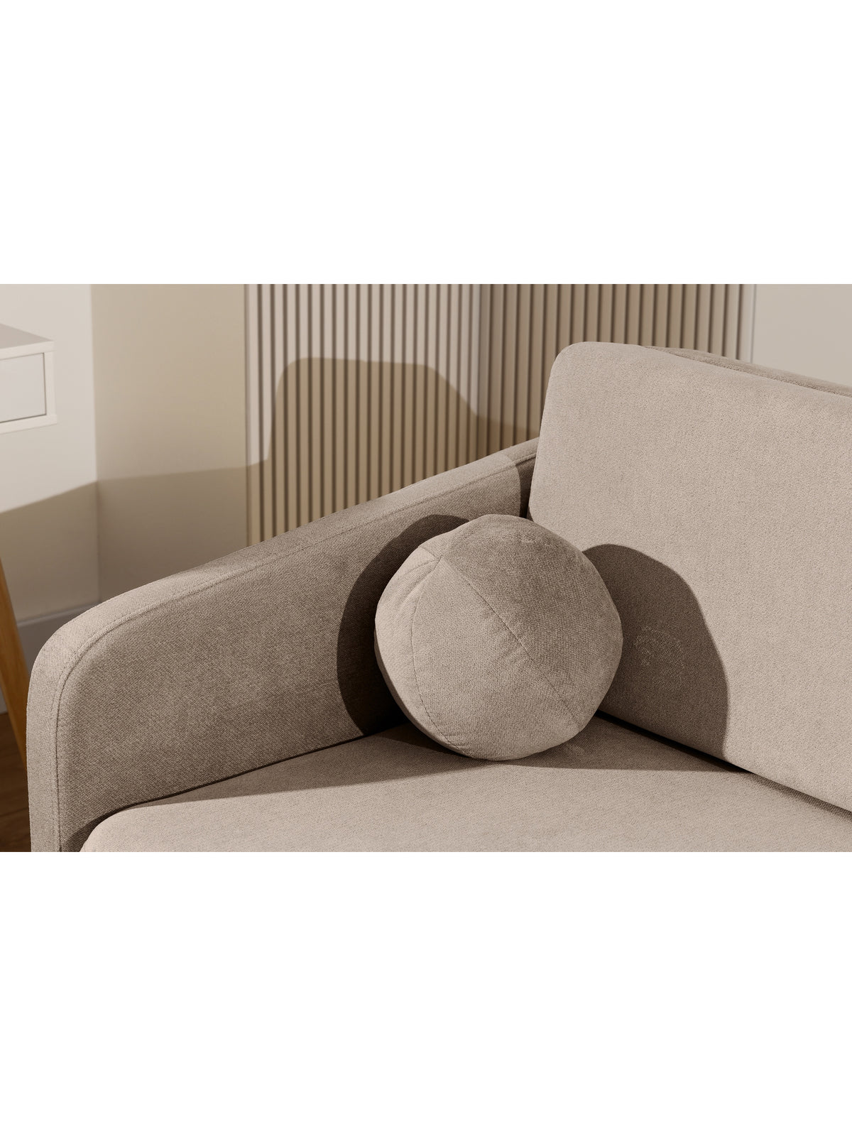 Sofa Zeldia 155 brązowy szenil hydrofobowy z okrągłą poduszką dekoracyjną, detal narożnika