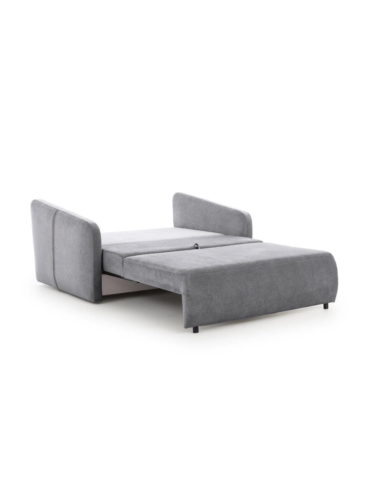 Sofa Zeldia 155 rozłożona w szarym szenilu hydrofobowym z czarnymi nóżkami