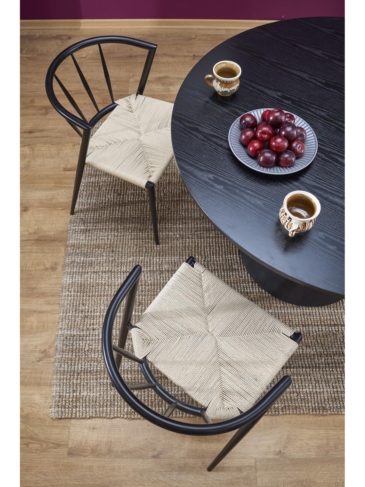 Stół okrągły Ventoza 120 cm czarny z MDF, widok z góry z dwiema krzesłami
