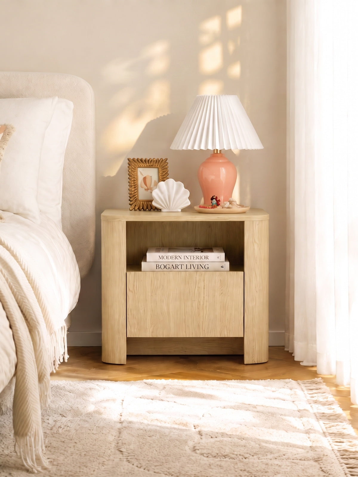 Szafka nocna Sorrenti 58 cm w kolorze dąb vicenza z jedną szufladą i wnęką