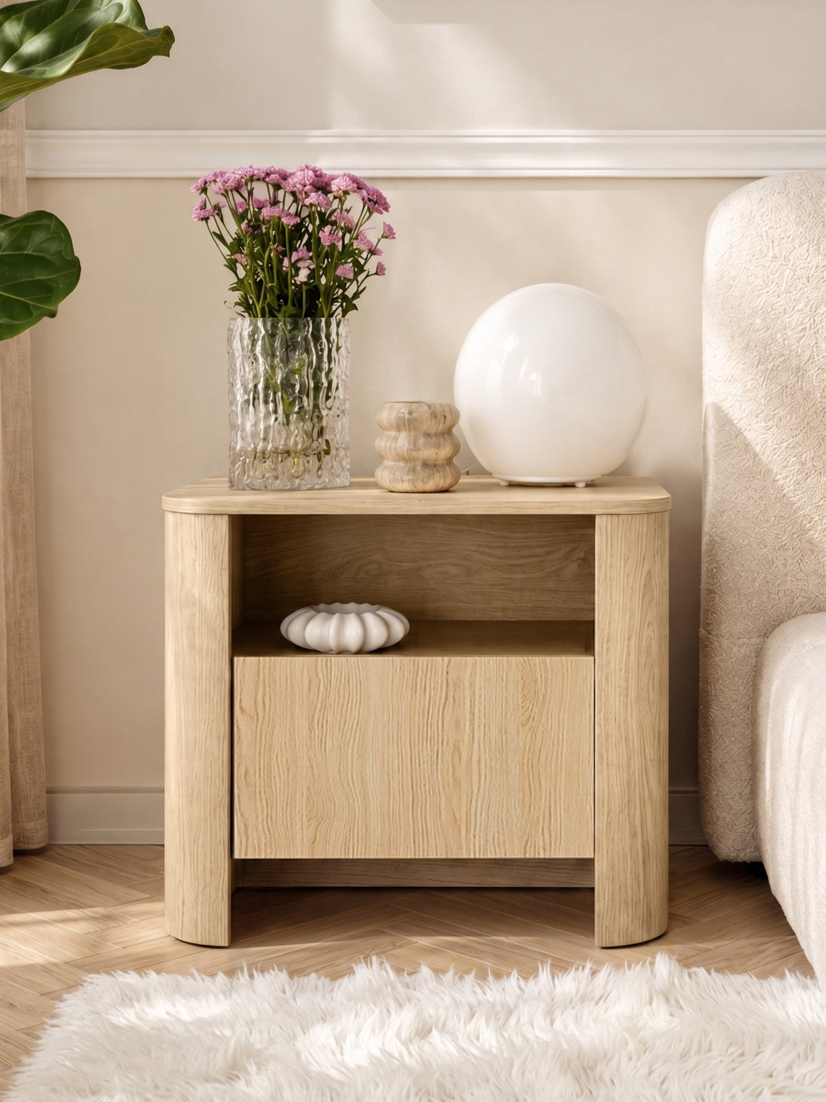Szafka nocna Sorrenti 58 cm z jedną szufladą w kolorze dąb vicenza, styl Scandi