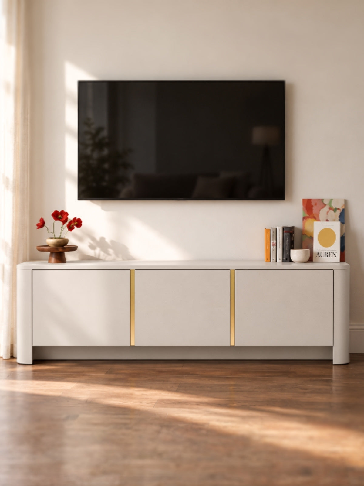 Szafka RTV Sorrenti 168 cm w kolorze kaszmir z trzema drzwiami i złotym metalowym profilem